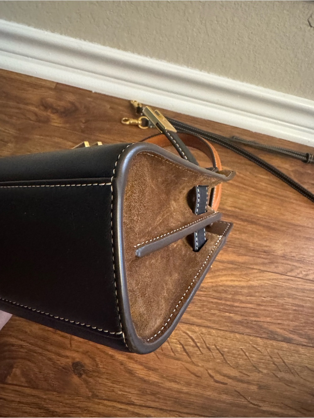 Tory Burch Petite Lee Radziwill Black Leather with Gold hardware bag - Picture 8 of 10